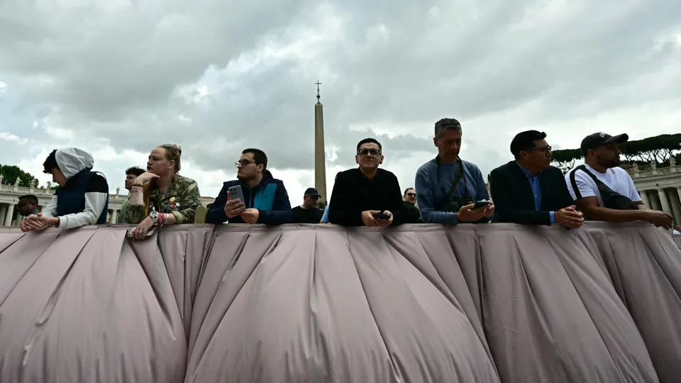 2º dia do conclave atrai milhares ao Vaticano; veja as imagens