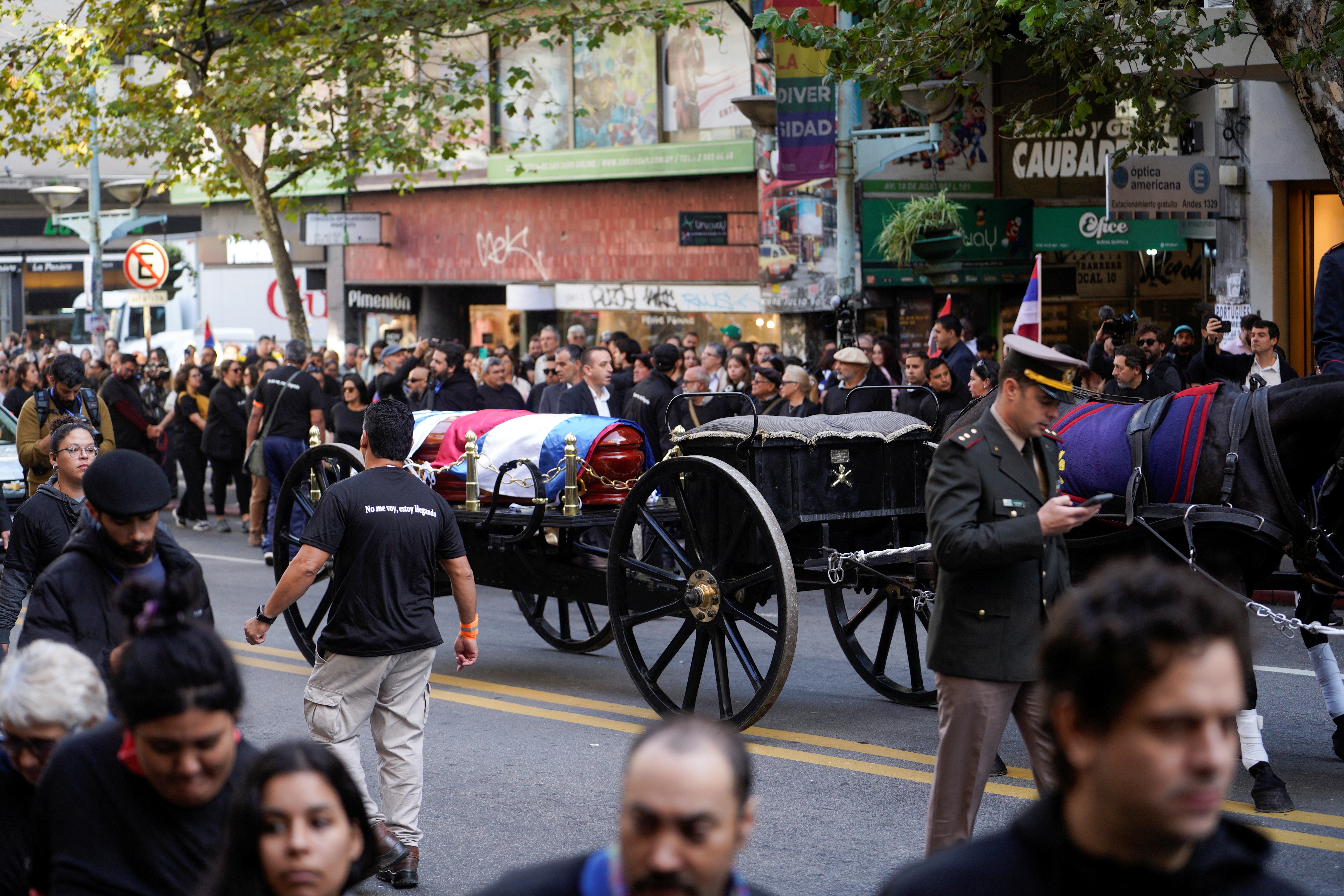 Começa velório de José Mujica no Uruguai; cortejo fúnebre atravessa Montevidéu