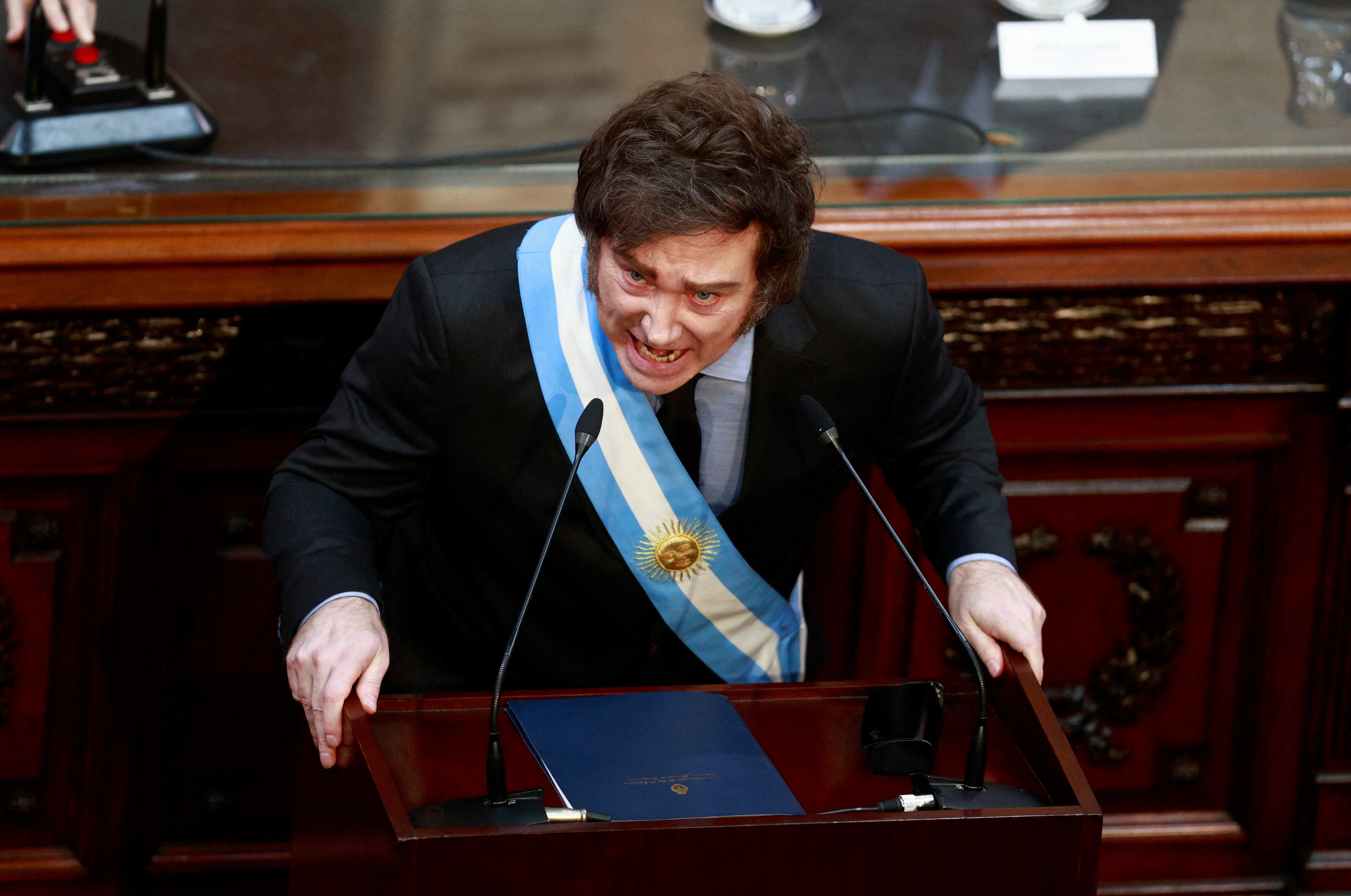 Milei endurece regras de imigração na Argentina; turistas terão que ter seguro saúde e universidades podem começar a cobrar