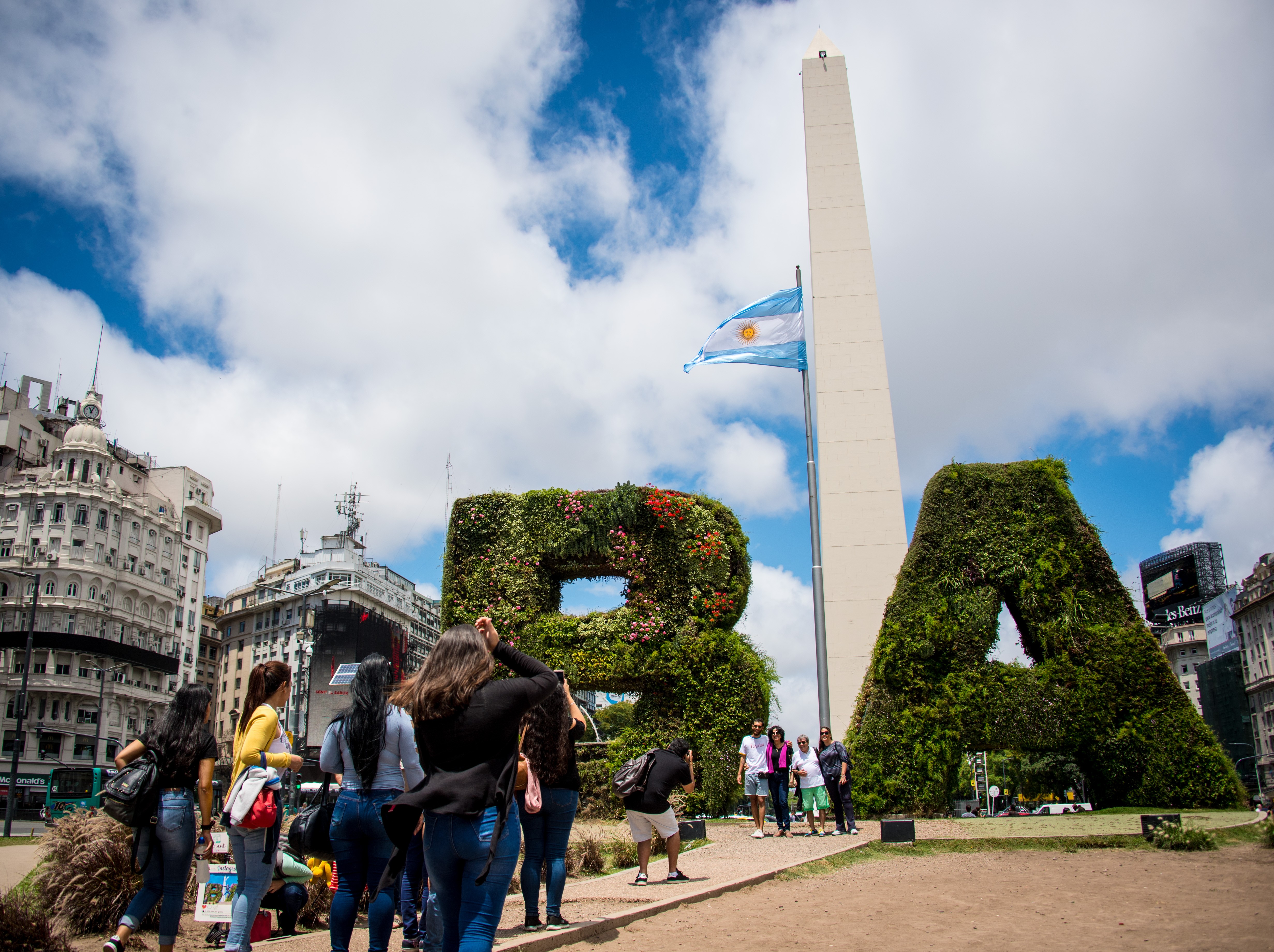 Decreto de Milei sobre imigração impacta brasileiros que viajam ou residem na Argentina: veja medidas