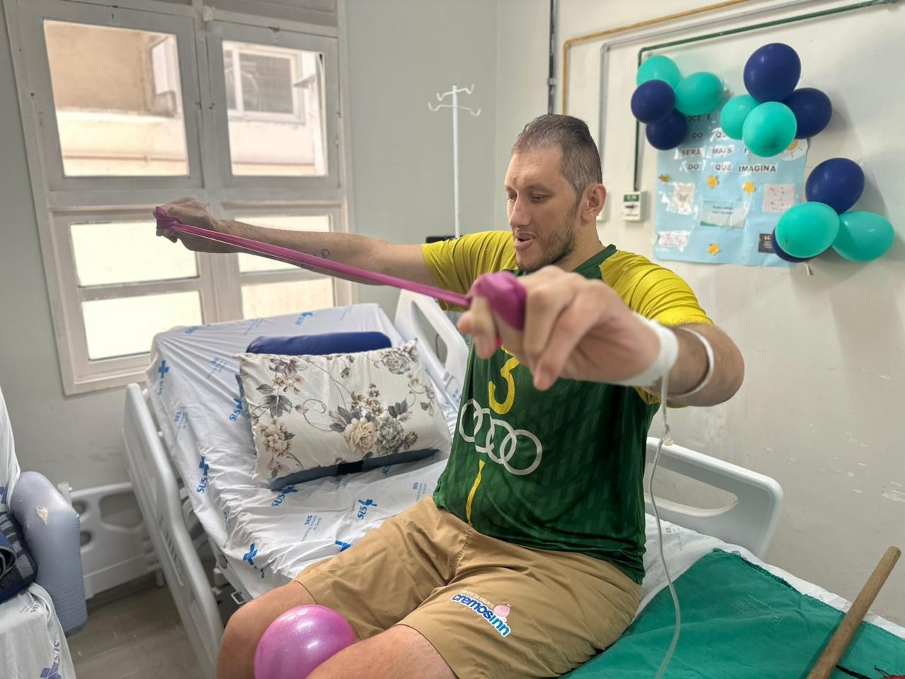 Homem mais alto do Brasil recebe alta hospitalar após amputar a segunda perna