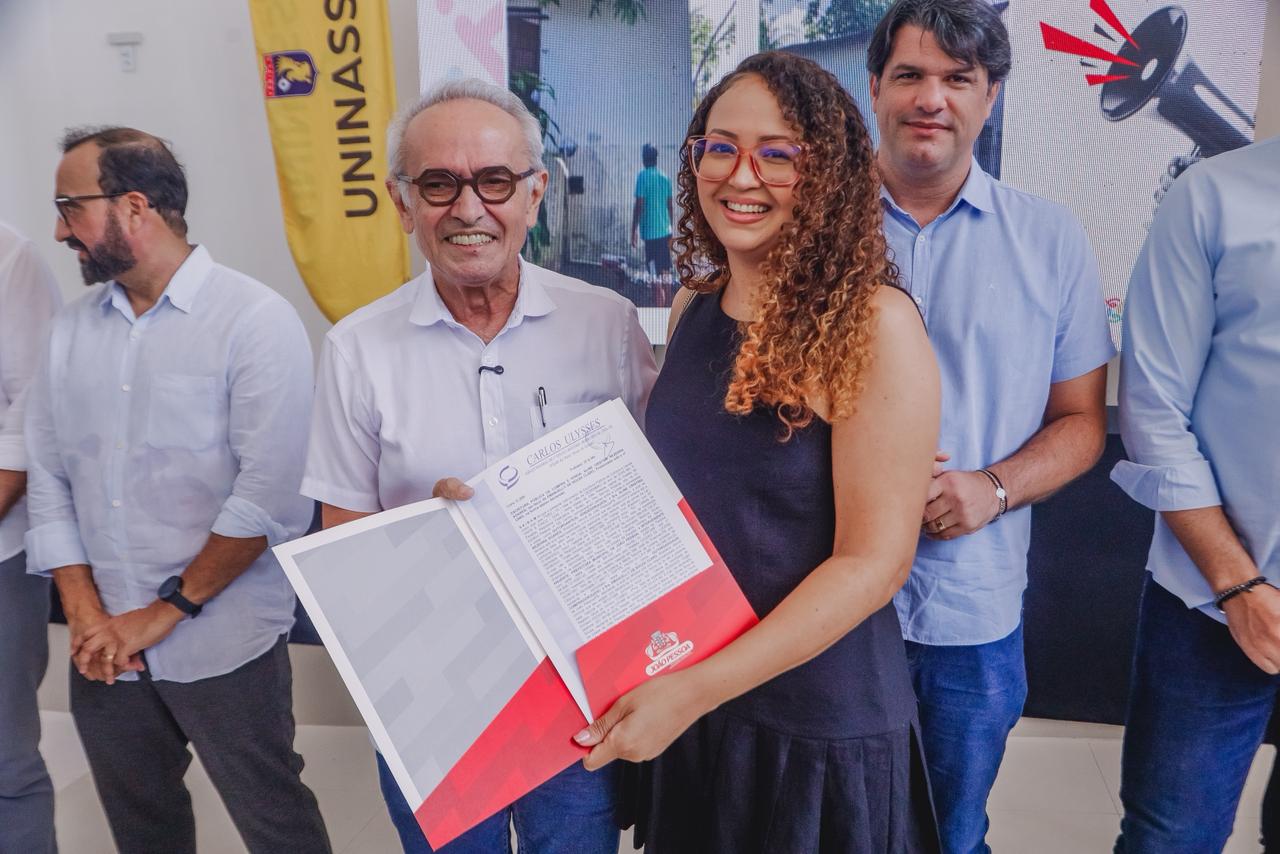 Cícero Lucena entrega 26 escrituras e consolida investimento de R$ 12,4 milhões em Habitação Social