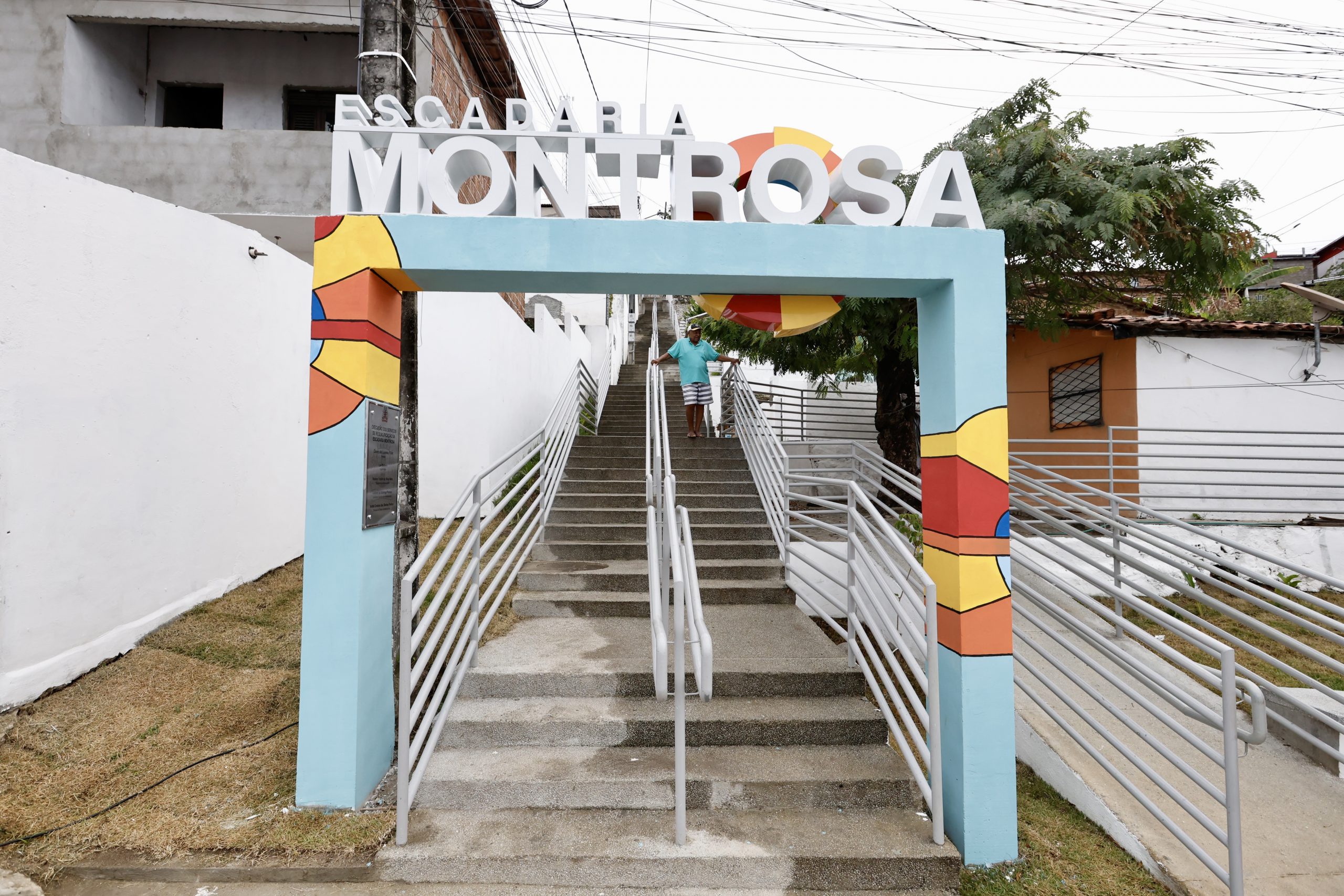 Cícero Lucena entrega requalificação da Escadaria Montrosa, garantindo melhoria de vida aos moradores do Roger