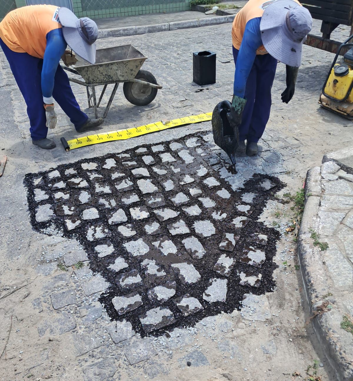 Vinte bairros de João Pessoa recebem os serviços da operação tapa-buraco nesta quinta-feira